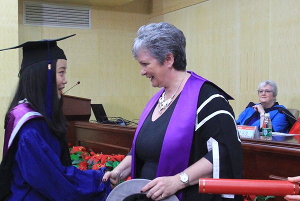 Ӣ��У��Margaret Cook��ʿΪ���Ӣ��ѧʿѧλ��ѧ���䷢ѧλ